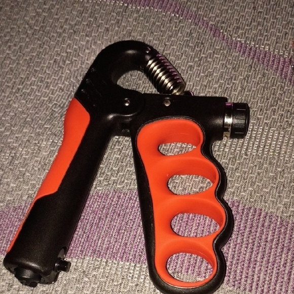 Adjustable Hand Grip Strengthener in Black and Red - Picture 2 of 5